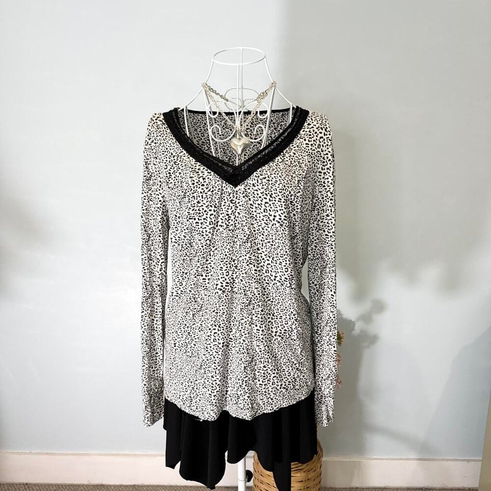 vintage y2k cheetah print lace lined v- neck tight layering long sleeve top